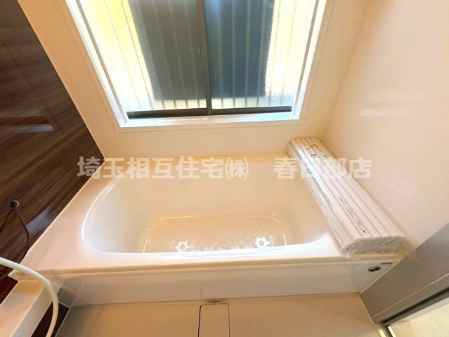 落ち着いた雰囲気でゆったりくつろげるバスルーム。