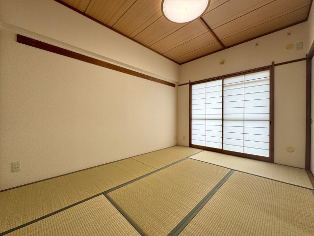 約6帖の和室は客間としてはもちろん、お子様のお昼寝や主寝室にも活用できます。独立した空間で落ち着きがあります。　