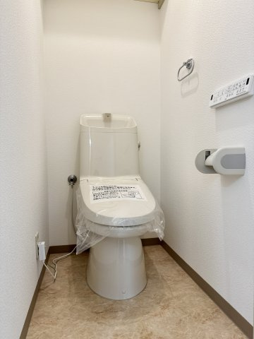 トイレは新品交換済みです。嬉しい温水洗浄便座で、お手入れもしやすいですよ☆　