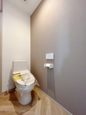 ■トイレ｜白を基調とした清潔感溢れるトイレになっています。落ち着いた空間でついつい長居してしまいそうですね♪