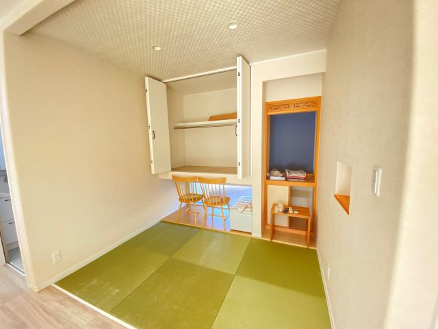 吊り収納付きの和室♪