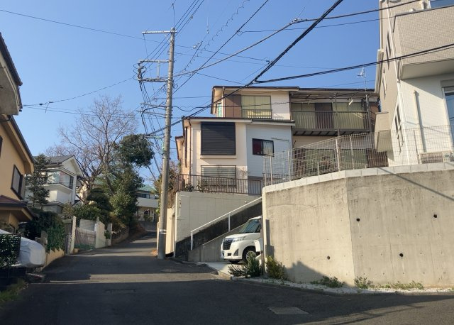 住宅用の土地では前面道路に2m以上接していなければならないと法律で定められています。しかし、お持ちの車のサイズやライフスタイルなどにより、2mでは利便が悪い場合もございますので、事前に確認しましょう。