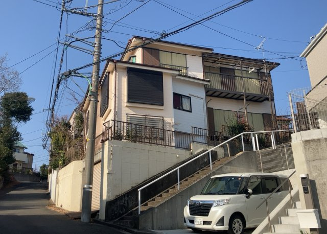 道幅が広い場所は日当たりや風通が良好です。幅が広いのですれ違いも可能ですし大きな車でも駐車可能！一方で、大型車が通ることも多くなるため交通量の増加により騒音に繋がります。また土地の値段が高くなります。