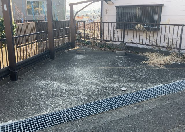 駐車場と明記されていても、最小スペースでつくられた駐車場だと大型車は駐車できなかったり、出入りしにくくなったりする可能性があります。お車のサイズと購入したい物件の駐車場のサイズを現地で確認しましょう。