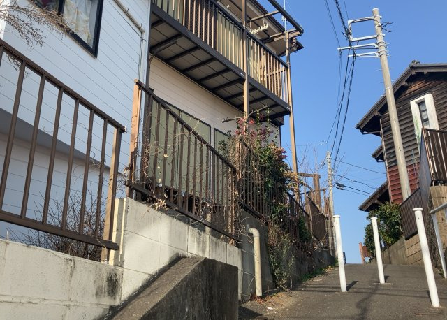 庭があることでガーデニングや家庭菜園はもちろん、こどもの遊び場やペットを放して遊ぶことができます。また、家の周囲に余裕があるということです。隣地との間があれば、十分な日当たりと、風通しが確保できます。