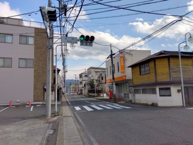 大場商店街の中に位置しています。飲食店・日用品店・銀行など近くにあります。