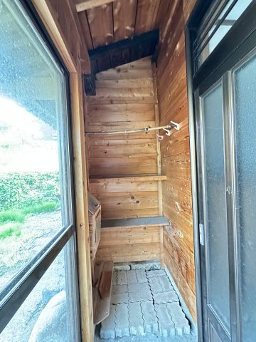 玄関先には、雨風を防ぎ多目的に使える屋根付き空間があります