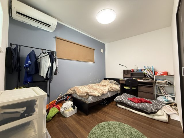 6帖洋室は落ち着いた色合いのアクセントクロスが印象的なお部屋です。ベッドを置いても十分な広さがあり子供部屋として学習や遊びのスペースに最適。クローゼットも備わっており衣類を整理しやすく実用的です。