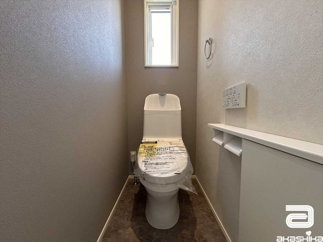 スッキリとしたデザインのトイレは見た目だけでなく、お手入れもしやすくて清潔な空間を保てます。