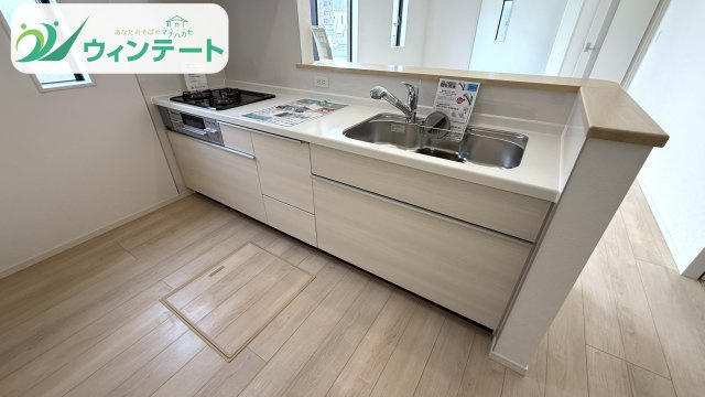 家族と会話を楽しみながら料理ができる対面式キッチン。お子様の様子も見渡せて安心です。
