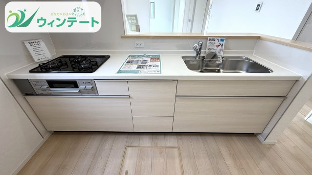調理スペースが広く、収納も豊富なキッチン。シンプルなデザインで清潔感を感じられます。