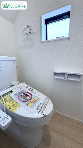 シンプルなデザインで圧迫感のないトイレ。換気もしやすく、いつでも快適な空間をキープできます。