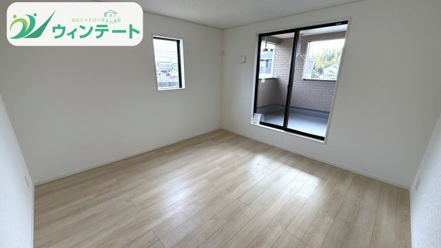 バルコニーに面した洋室は、開放感と明るさが魅力。読書やリモートワークにもぴったりの心地よい空間です。