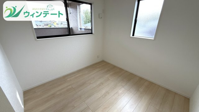 洋室は窓があり、明るく開放的な印象。収納も備えた便利な空間で、使い勝手の良い設計です。