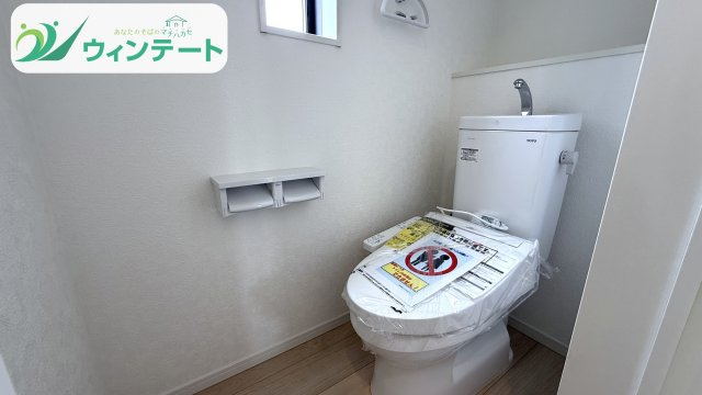 明るく清潔感のあるトイレ。節水タイプで環境にもやさしく、家計にも嬉しい設備です。
