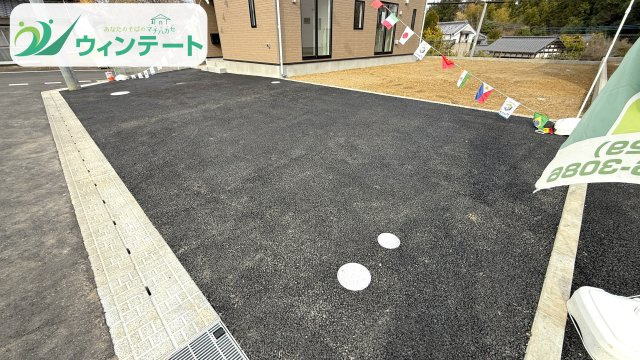 広々駐車場スペースで駐車ストレスに困ることがありません♪
