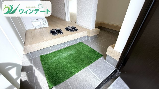 シンプルで洗練された玄関デザイン。毎日の出入りが心地よく感じられる空間です。
