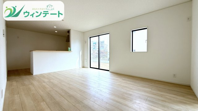 ナチュラルカラーで統一された落ち着いたLDK。対面キッチンで家族との距離がぐっと近づきます。