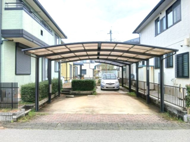 【駐車場／現地写真】ゆったりとした駐車スペースは、並列2台、合計3台駐車可能。コンクリート仕上げ。