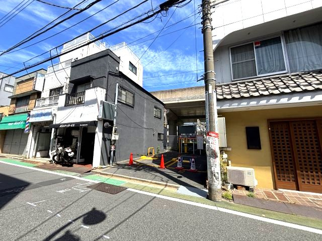 前面道路は6mと広々。