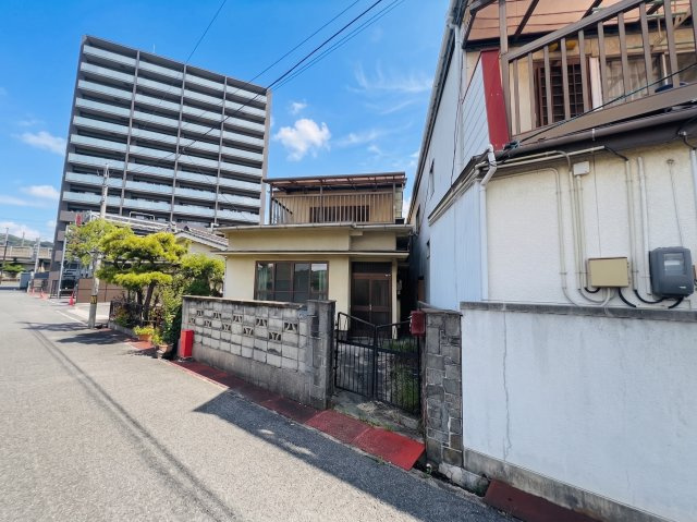 三原市中心エリアならではの生活環境に加え、商業施設や各種生活施設が身近に揃っています。売主による解体更地渡しとなるため、新築住宅や土地活用をご検討の方にもスムーズにご利用いただける物件です。