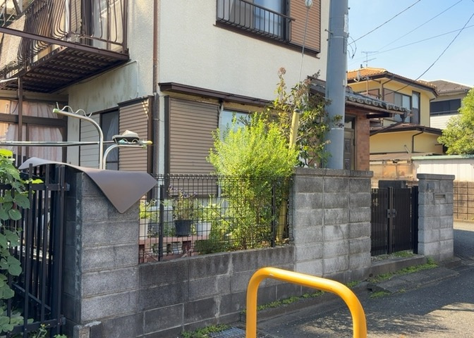 土地の面積＝住宅面積ではありません。建ぺい率の問題などで、土地のある場所によって住宅を建てられる面積は限られています。高さもしかり、「土地」という言葉の中には、建築条件も含まれると考えておきましょう。