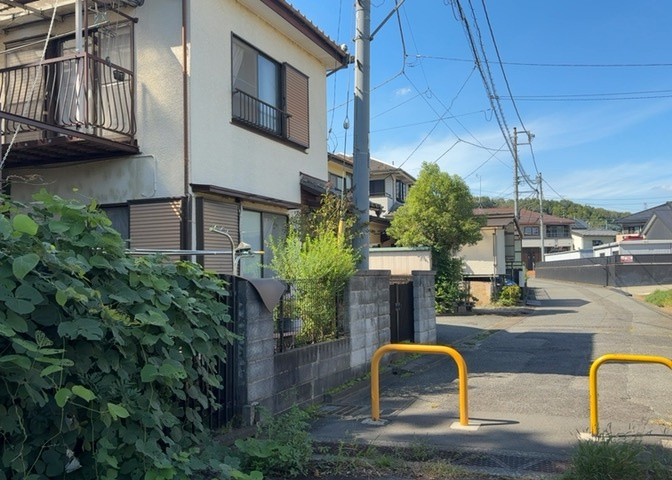 家を建てる場合、方位は要チェックです。現実的に日当たりのよい家ならばリビングは南側、建築基準法でも北側に当たる家への配慮は求められています。土地を見学に行く際は、方位磁針を持って行くようにしましょう。