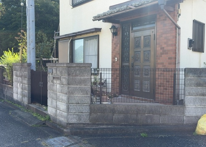 土地の前の道路に消火栓が設置されていることがあります。この場合、道路交通法第45条第1項により、駐車禁止の場所が指定されています。そのため、車庫などの駐車スペースをつくることができない場合があります。