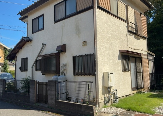 現地に行くなら、物件の周囲の地形がどうなっているかを見ることも大切です。周辺より低くなっている土地では、大雨などで水が集まりやすいため、地盤が弱くなっているということも考えられるため、注意が必要です。