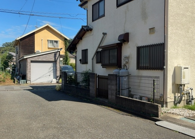 隣家の土地はどうなっているのか、生活利便施設が近くにあるのか、学校まで近いかなど、お客様のライフスタイルにあわせたイメージが重要です。また、近くにあると困る施設が近くにないかも確認するといいでしょう。