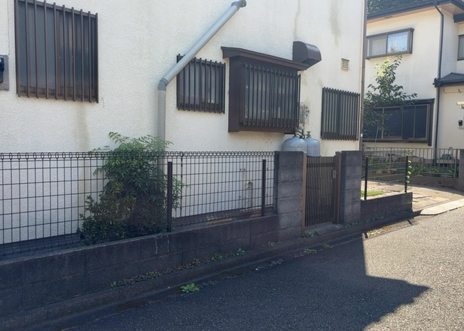 土地購入を検討されている場合、境界杭がない状態で購入してしまうと境界確定測量をする必要があり、費用がかかります。購入の前に、売主、隣土地所有者立ち合いのもと境界を確定し境界杭を設置するのがベストです。