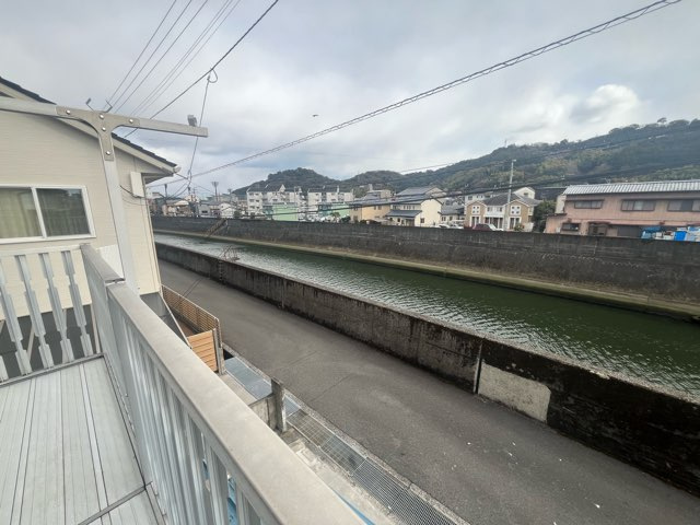 南向きで視界が抜け、川を望む気持ちの良いロケーションです。