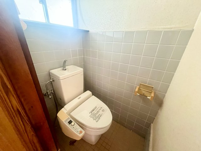 コンパクトな空間のトイレです。