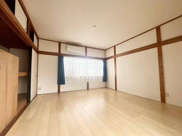 たっぷり収納スペースのある明るい洋室です。