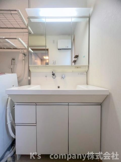 三面鏡の内側には小物収納が充実しています◇