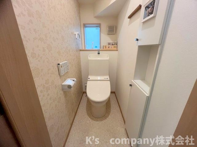 温水洗浄便座付きトイレ◇ペーパー類の収納付きで、窓側にはインテリア小物やグリーンを飾ることもできます☆