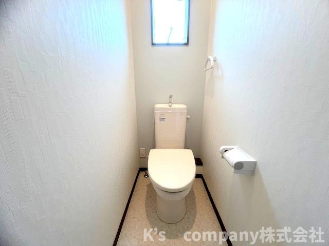 白を基調とした清潔感のあるトイレ◇換気がしやすい窓付きです◇