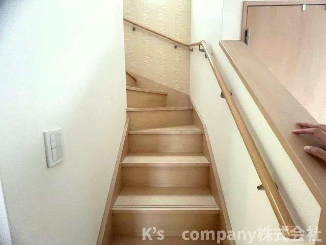 手すり付きの階段☆小さなお子様やご年配の方まで安心してご利用いただけます◇