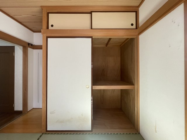 2階和室の押入・天袋です。