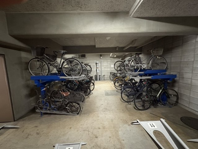 屋内駐輪場？　雨の日でも安心です♪