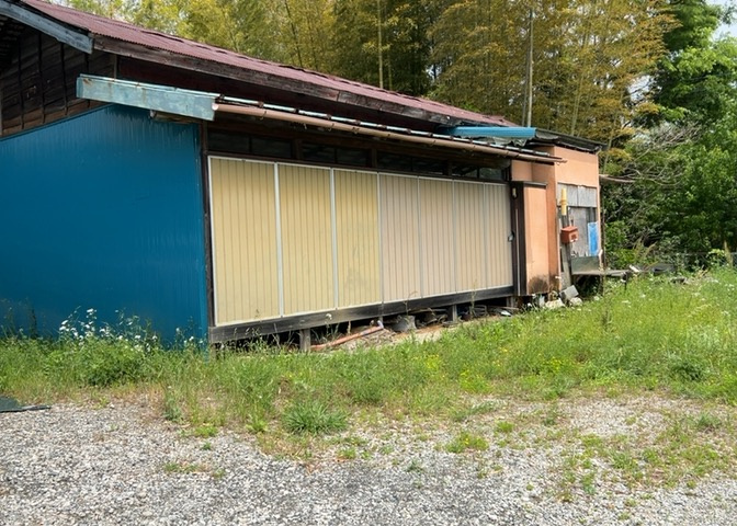 家を建てる場合、方位は要チェックです。現実的に日当たりのよい家ならばリビングは南側、建築基準法でも北側に当たる家への配慮は求められています。土地を見学に行く際は、方位磁針を持って行くようにしましょう。