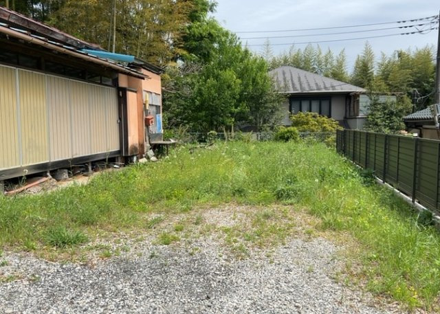 土地の前の道路に消火栓が設置されていることがあります。この場合、道路交通法第45条第1項により、駐車禁止の場所が指定されています。そのため、車庫などの駐車スペースをつくることができない場合があります。