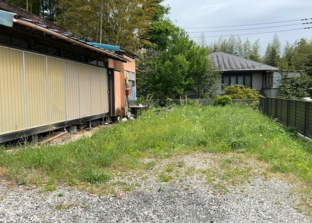 現地に行くなら、物件の周囲の地形がどうなっているかを見ることも大切です。周辺より低くなっている土地では、大雨などで水が集まりやすいため、地盤が弱くなっているということも考えられるため、注意が必要です。