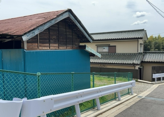 土地購入を検討されている場合、境界杭がない状態で購入してしまうと境界確定測量をする必要があり、費用がかかります。購入の前に、売主、隣土地所有者立ち合いのもと境界を確定し境界杭を設置するのがベストです。