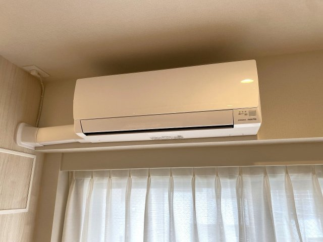 お部屋の室温を年中快適に保つエアコンが3台設置されております。1年中を通して過ごしやすい室内環境を提供し、入居後すぐに快適な暮らしをスタートしていただけます。暑い夏や寒い冬でも安心です。