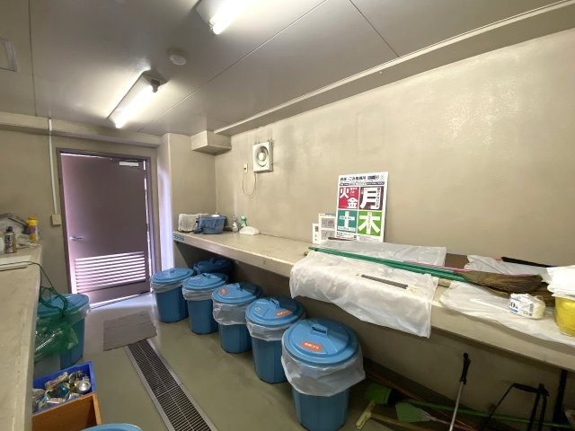 敷地内にしっかりとお手入れ・管理された専用ゴミ捨て場を完備。日常のゴミ出しがスムーズに行え、住まいや共用部の衛生面もしっかりと保たれています。住民の方々の快適な暮らしを支える共用施設です。