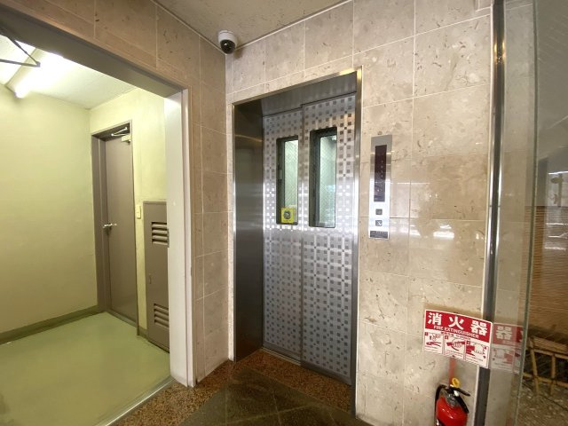 重い荷物をお持ちの際やベビーカーでの移動時にも大変重宝するエレベーターを完備。階上へもスムーズで快適に移動ができ、小さなお子様からご高齢の方まで安心してお過ごしいただける共用設備です。