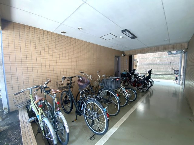整頓して管理されている敷地内の駐輪場スペースです。大切な自転車を安心して保管でき、毎日の通勤・通学やお買い物での移動時にも大変便利にご利用いただけます。毎日の暮らしを軽快にサポートします。