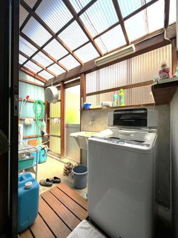 キッチン横、物置に洗濯置き場有