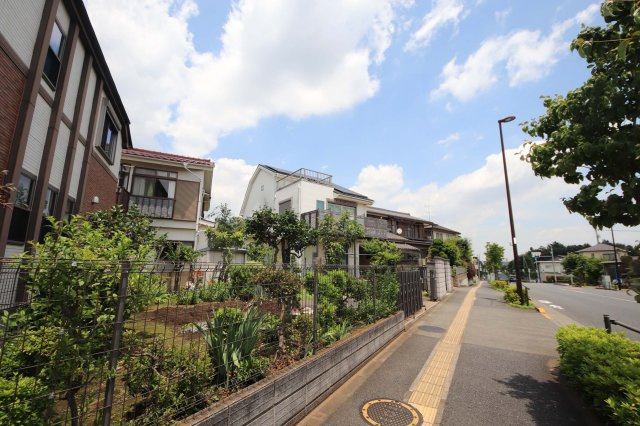 徒歩10分圏内に小中学校・スーパー・コンビニ・公園・郵便局・図書館など周辺環境充実
